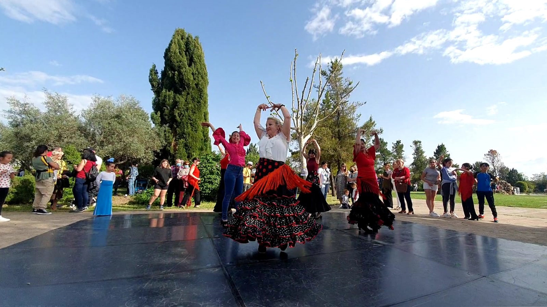 Un escenario de música y danza en pleno parque