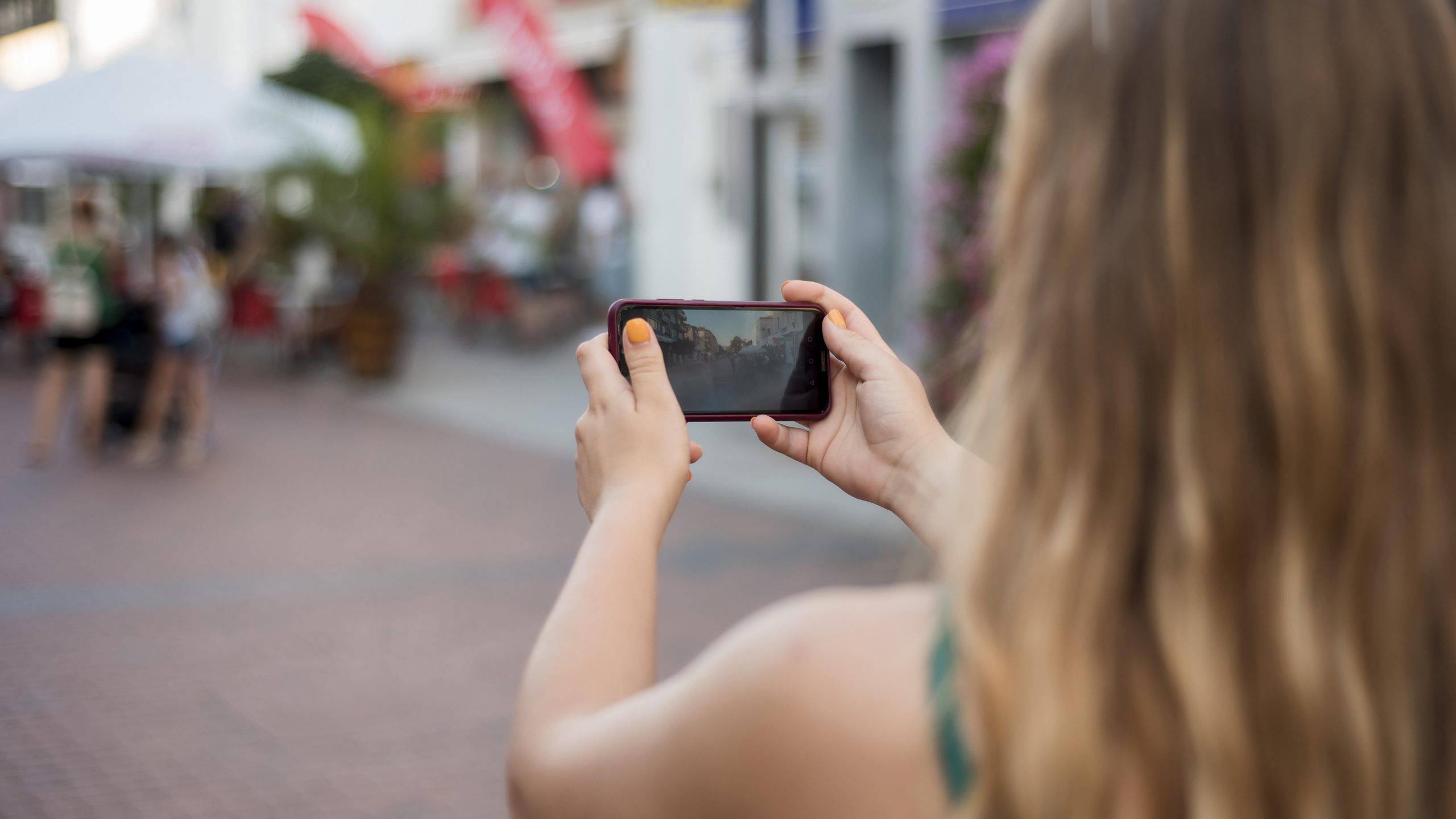 mujer-tomando-una-foto-con-su-telefono