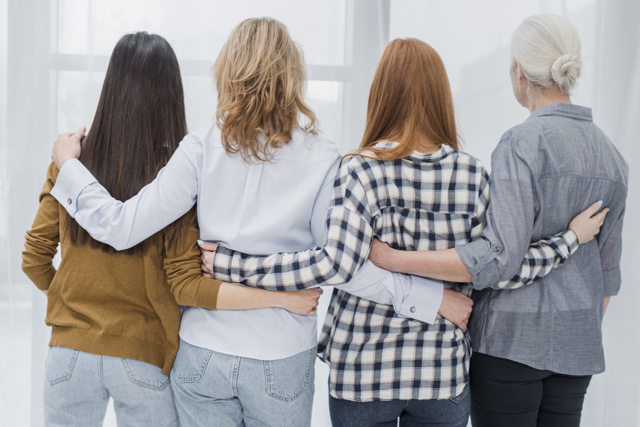 vista-posterior-grupo-de-mujeres-juntas