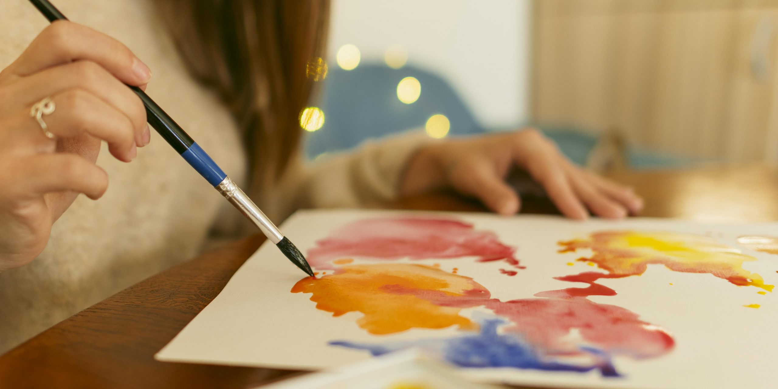 pincel-de-vista-lateral-y-pintura-de-acuarela-abstracta