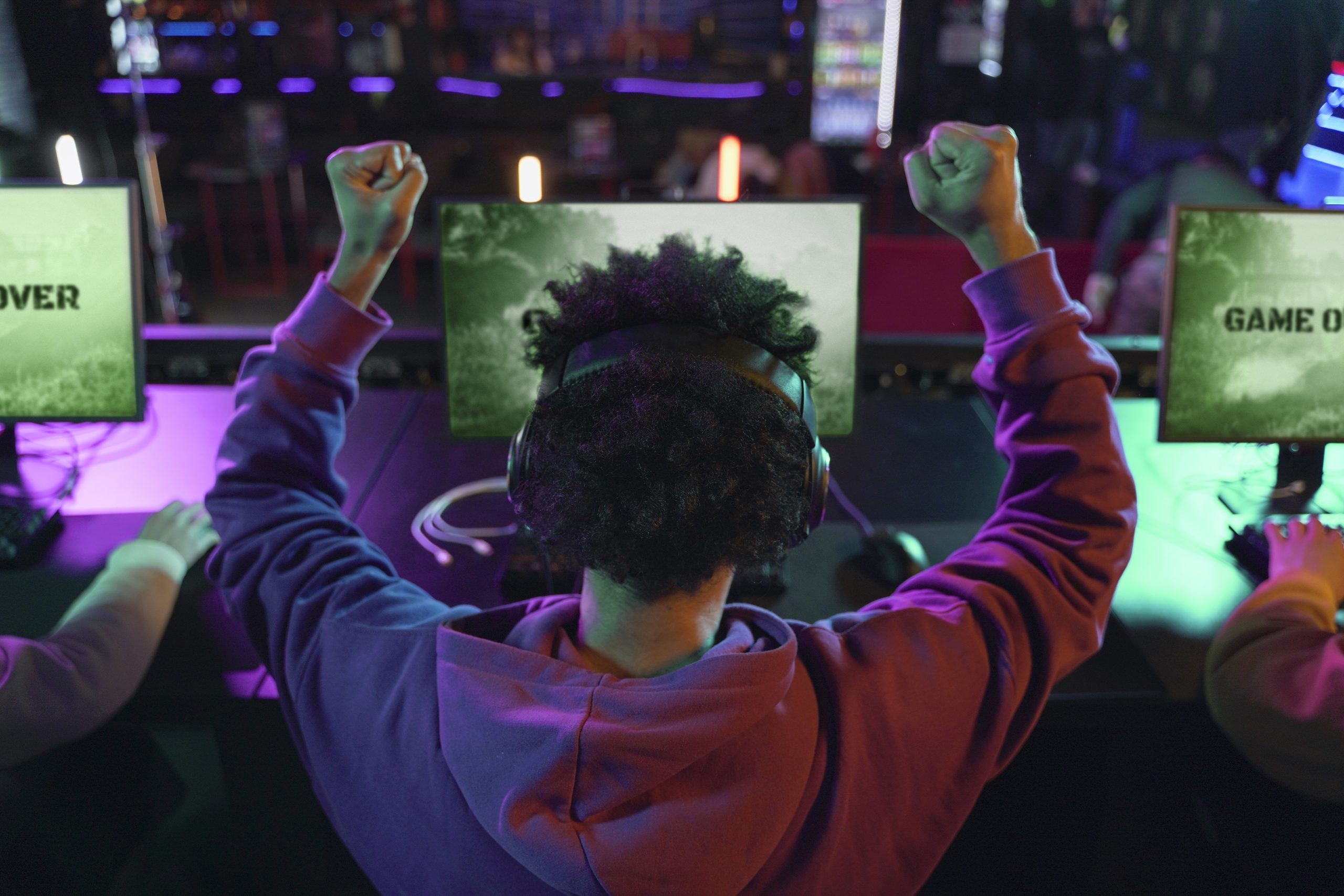 vista-posterior-hombre-ganando-en-videojuego