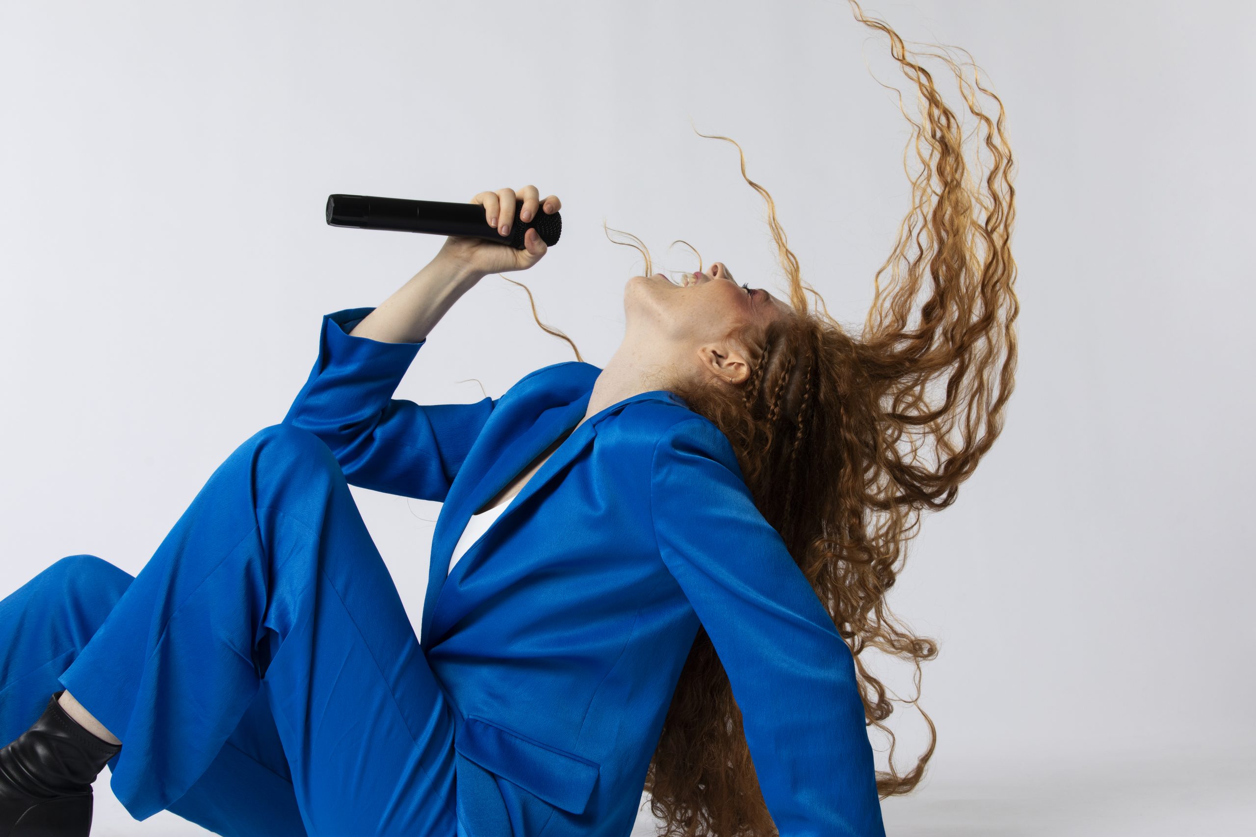 MUJER CANTANDO MUJER CANTANDO