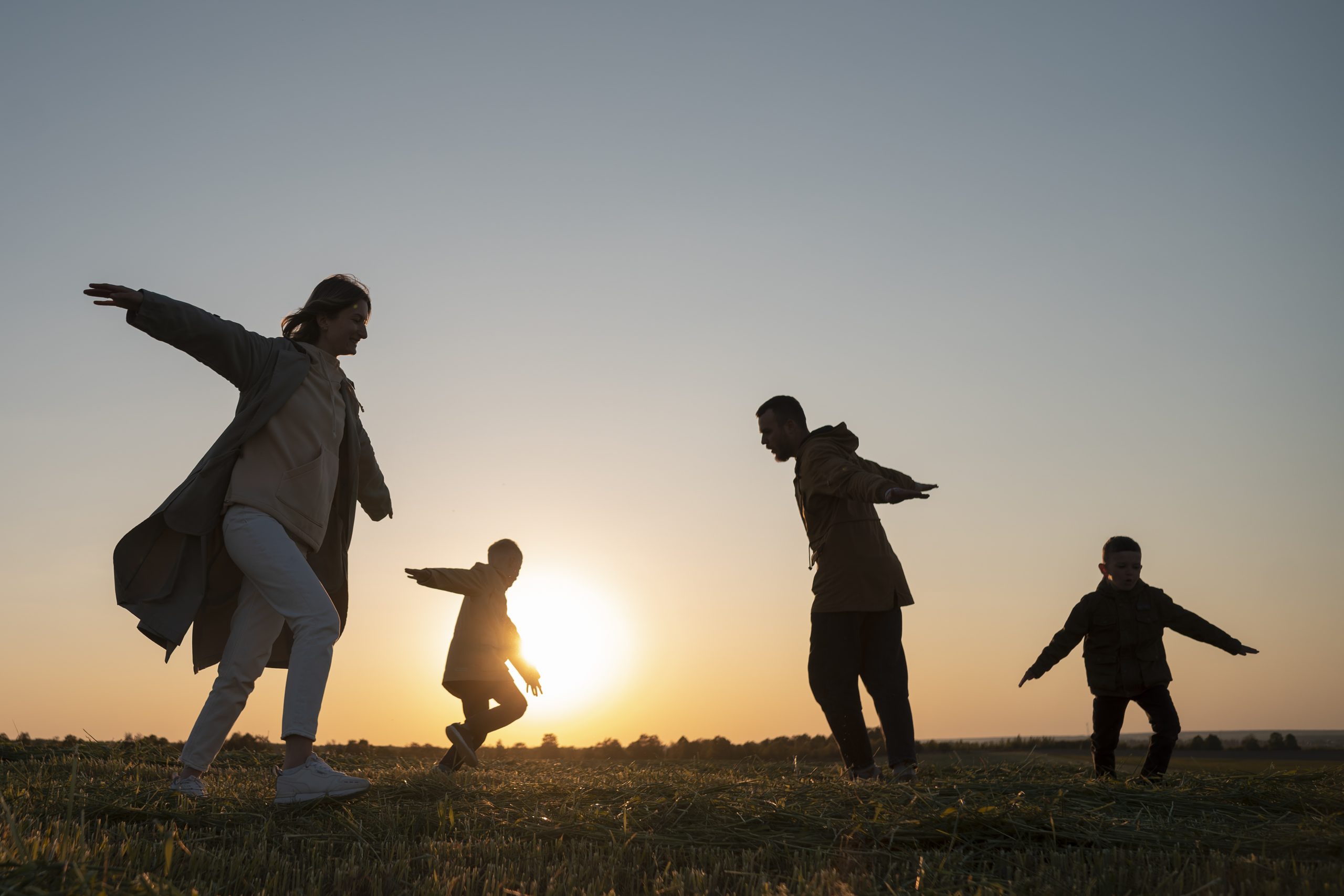 full-shot-family-silhouette-having-fun-sunset full-shot-family-silhouette-having-fun-sunset
