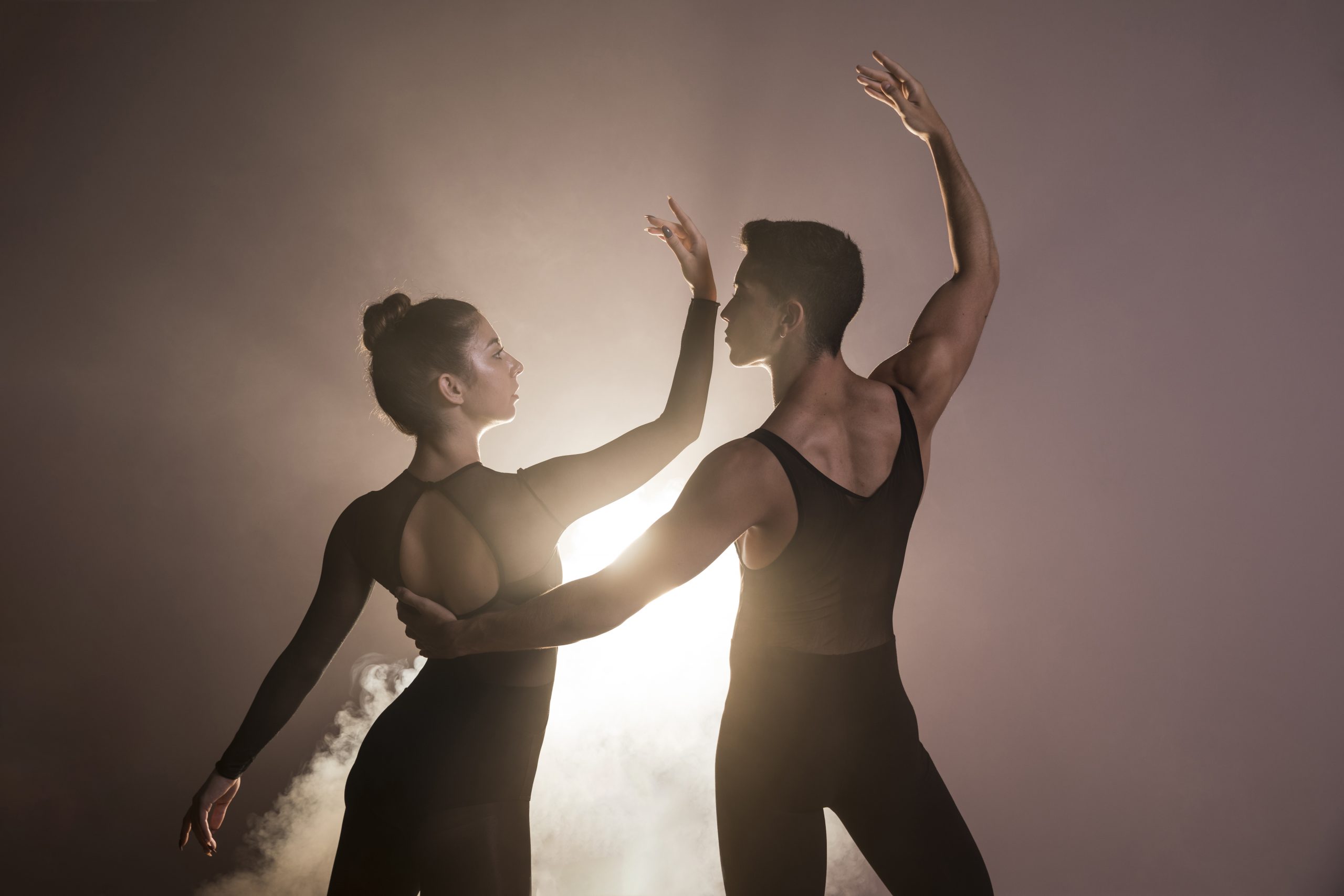 medium-shot-couple-performing-together medium-shot-couple-performing-together