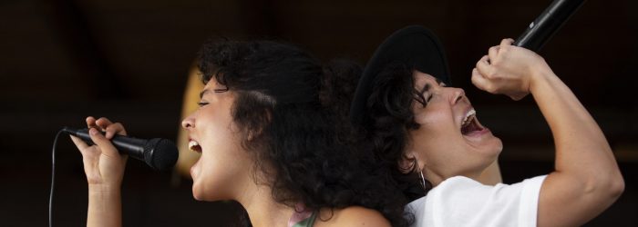 cantar coro jóvenes micrófono