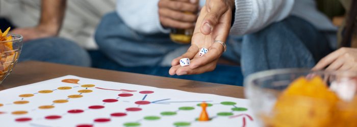 amigos-divirtiendose-con-juegos-tradicionales