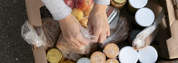 cerrar-voluntario-y-comida-en-caja