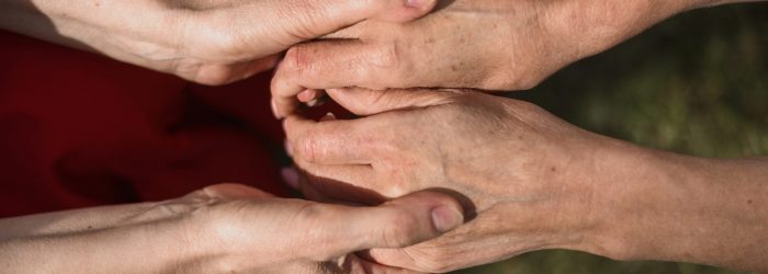 close-up-amigos-tomados-de-la-mano
