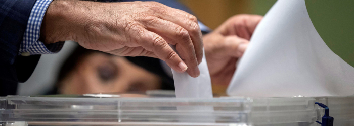 miembro-mesa-electoral-introduce-voto_2330176994_19701600_1300x731