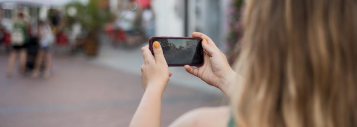 mujer-tomando-una-foto-con-su-telefono