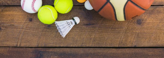 pelota-de-ping-pong-beisbol-volante-pelota-de-baloncesto-y-tenis-sobre-tabla-de-madera