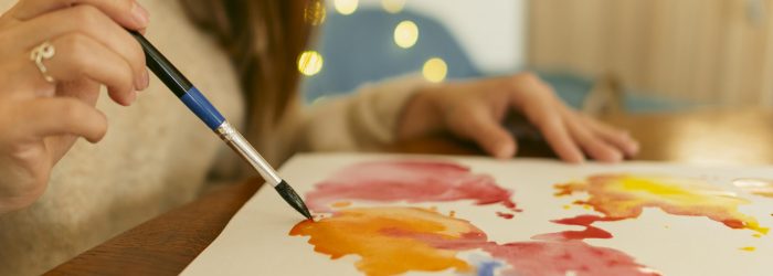 pincel-de-vista-lateral-y-pintura-de-acuarela-abstracta