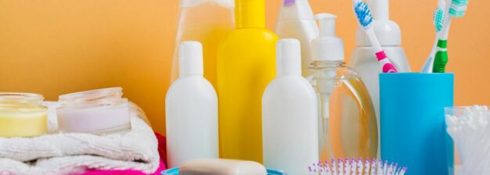 toalla-doblada-productos-cosmeticos-cepillos-dientes-sobre-fondo-naranja_23-2147818038