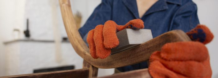 vista-frontal-mujer-restaurando-muebles-de-madera