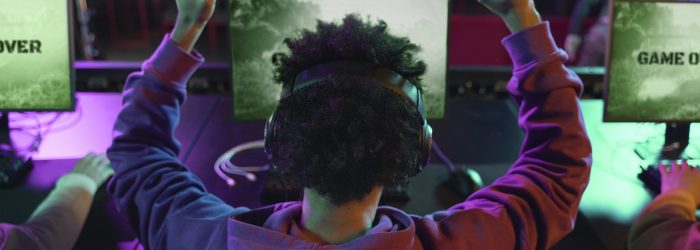 vista-posterior-hombre-ganando-en-videojuego